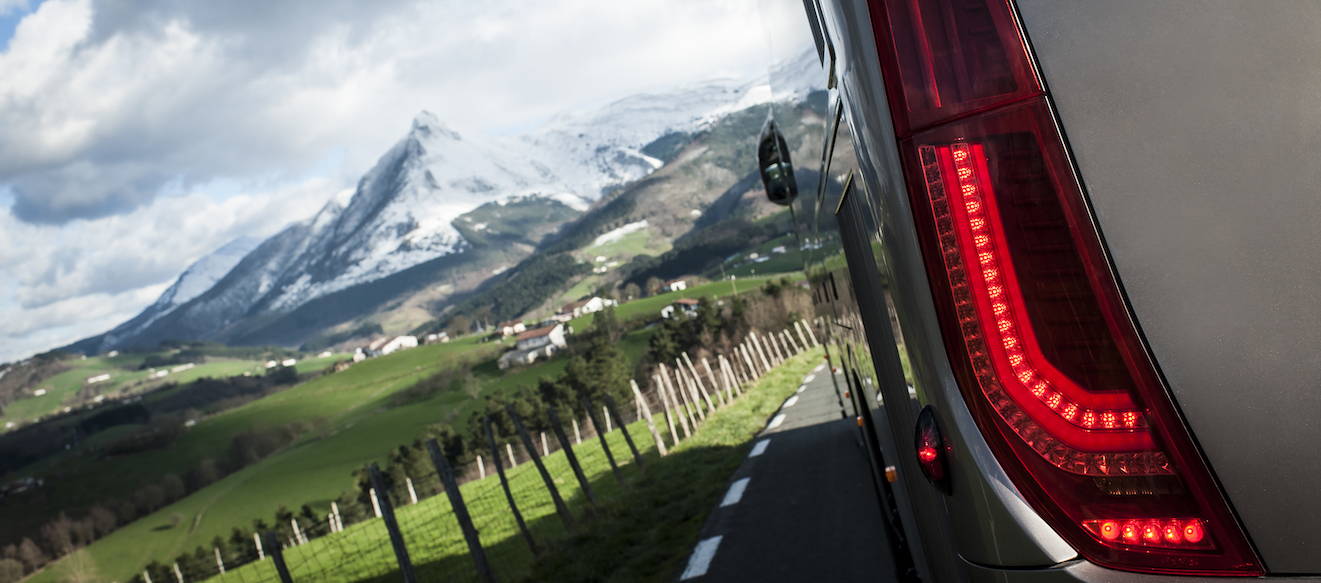 Autobús y paisaje montañoso