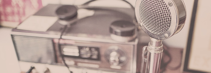 Radio antigua con micrófono
